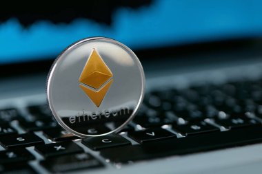 Ethereum bilgisayar portre üzerinde para birimi. Ethereum sikke klavye üzerinde. Yüksek çözünürlük