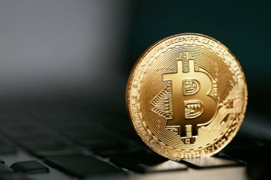 Dijital para. Bitcoin klavye portre üzerinde. Sanal para sikke bilgisayar üzerinde. Yüksek çözünürlük