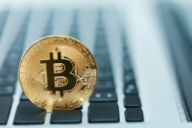 Dijital para. Bitcoin klavye portre üzerinde. Sanal para sikke bilgisayar üzerinde. Yüksek çözünürlük