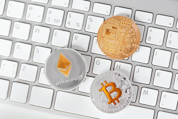 Digital Currency Cryptocurrency Coins Computer Close Bitcoin Ethereum Coins Computer — Stock Photo, Image