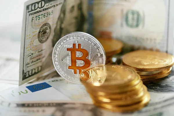 Monedas Primer Plano Bitcoin Con Efectivo Real Bitcoin Monedas Con —  Fotos de Stock