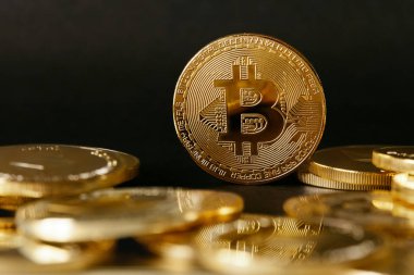 Dijital para. Koyu arka plan üzerinde altın Bitcoin paralar. Yüksek çözünürlük