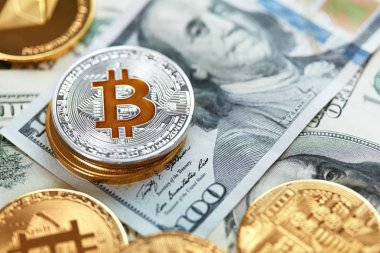Dijital para Bitcoin kağıt para kapatın. Bitcoin sikke ve yüz dolar faturaları. Yüksek çözünürlük