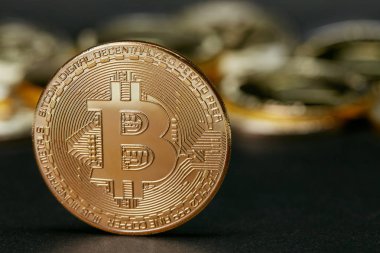 Bitcoin Cryptocurrency Closeup. Altın Bitcoin sembolü koyu arka plan üzerinde paralar. Yüksek çözünürlük