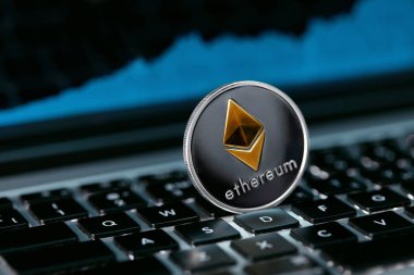 Ethereum bilgisayar portre üzerinde para birimi. Ethereum sikke klavye üzerinde. Yüksek çözünürlük