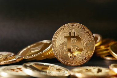 Dijital para. Koyu arka plan üzerinde altın Bitcoin paralar. Yüksek çözünürlük