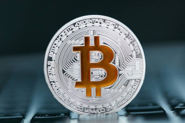 Sanal Cryptocurrency. Bitcoin Closeup. Dijital para Bitcoin para üstünde bilgisayar klavye. Yüksek çözünürlük