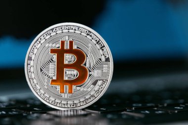 Bitcoin para birimi kapatın. Cryptocurrency madeni para bilgisayardaki dijital mali grafik ile. Yüksek çözünürlük