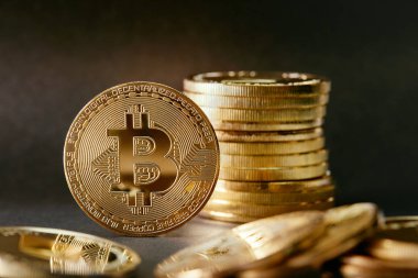 Dijital para. Koyu arka plan üzerinde altın Bitcoin paralar. Yüksek çözünürlük