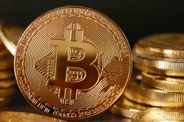 Dijital para. Koyu arka plan üzerinde altın Bitcoin paralar. Yüksek çözünürlük