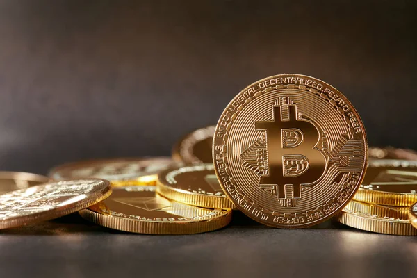 Bitcoin Criptomoneda Primer Plano Monedas Símbolo Bitcoin Dorado Sobre Fondo — Foto de Stock