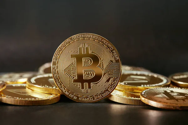 Bitcoin Cryptocurrency Closeup. Altın Bitcoin sembolü koyu arka plan üzerinde paralar. Yüksek çözünürlük