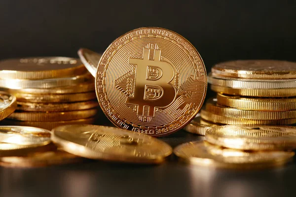 Moneda Digital Monedas Bitcoin Oro Sobre Fondo Oscuro Primer Plano — Foto de Stock