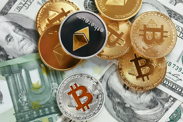 Měna Digitální Peníze Mince Hotovosti Bitcoin Ethereum Mince Dolarových Bankovek — Stock fotografie