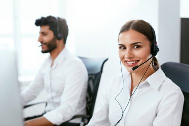 Online Destek Merkezi operatörü danışmanlık istemci Online. Çekici bir kadın müşteri hizmet hattı '. Yüksek çözünürlük