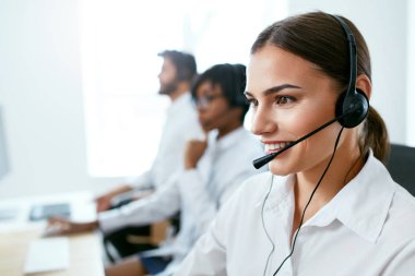 Ofiste çalışan merkezi operatörünüze başvurun. Çekici kadın müşterilerin Online danışmanlık. Yüksek çözünürlük