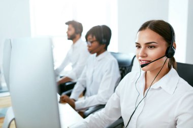 Merkezi aracı danışmanlık istemcisi çevrimiçi ara. Müşteri ile telefon hattı çekmek üstünde çalışan çekici kadın. Yüksek çözünürlük