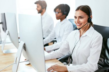 Merkezi aracı danışmanlık istemcisi çevrimiçi ara. Müşteri ile telefon hattı çekmek üstünde çalışan çekici kadın. Yüksek çözünürlük