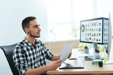 Office tasarım proje üzerinde web tasarımcısı. Adam Webdesign bilgisayarda oluşturma. Yüksek çözünürlük