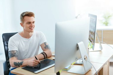 Ofiste bilgisayarda çalışan adam. Tasarım proje üzerinde çalışan, Webdesign oluşturma erkek Web Tasarımcısı. Yüksek çözünürlük