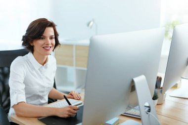 Bilgisayarda Office proje üzerinde çalışan kadın. Dijital tablet çizim üzerinde çalışan kadın tasarımcı. Yüksek çözünürlük