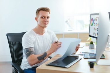 Office tasarım proje üzerinde web tasarımcısı. Adam Webdesign bilgisayarda oluşturma. Yüksek çözünürlük