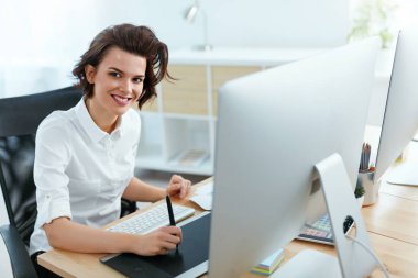 Bilgisayarda Office proje üzerinde çalışan kadın. Dijital tablet çizim üzerinde çalışan kadın tasarımcı. Yüksek çözünürlük