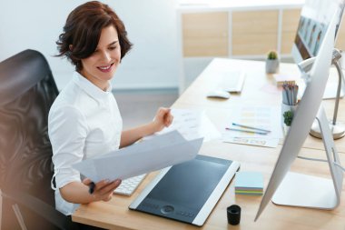 Bilgisayarda Office proje üzerinde çalışan kadın. Dijital tablet çizim üzerinde çalışan kadın tasarımcı. Yüksek çözünürlük