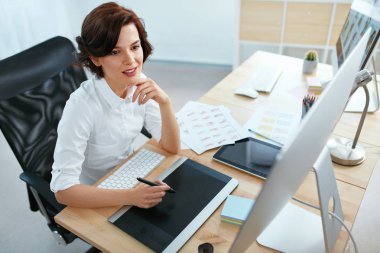 Bilgisayarda Office proje üzerinde çalışan kadın. Dijital tablet çizim üzerinde çalışan kadın tasarımcı. Yüksek çözünürlük