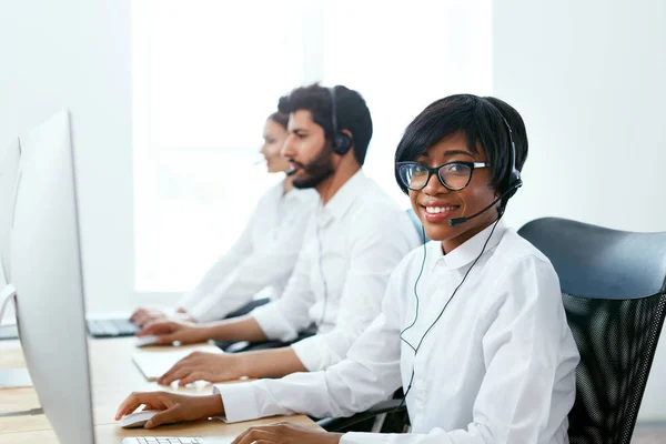 Callcenter Betreiber Mit Kollegen Arbeitsplatz Frau Bedient Kunden Über Hotline — Stockfoto