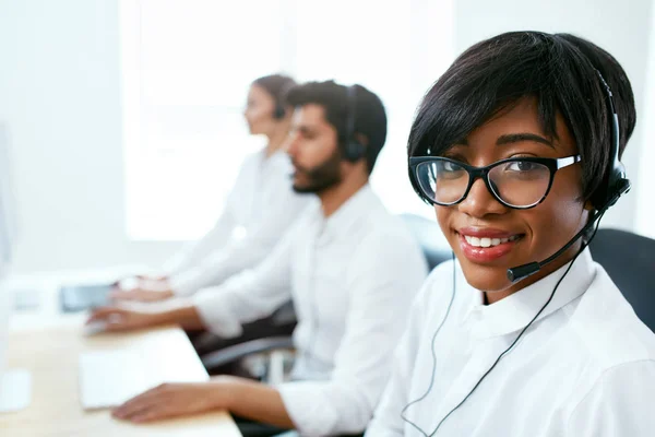 Agente Del Centro Llamadas Trabajando Línea Directa Atractiva Mujer Afroamericana — Foto de Stock