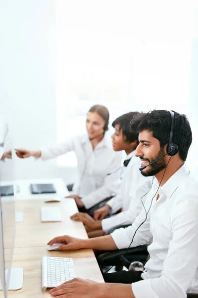 Operatörer Som Arbetar Hotline Call Center Man Consulting Kunder Online — Stockfoto