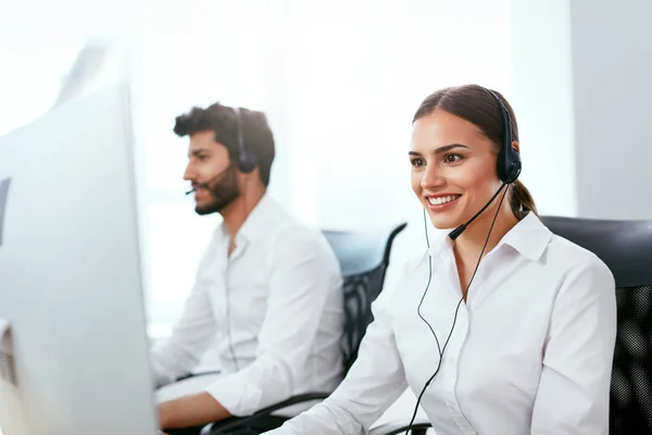 Centro Soporte Línea Operador Consultoría Cliente Línea Mujer Atractiva Sirviendo — Foto de Stock