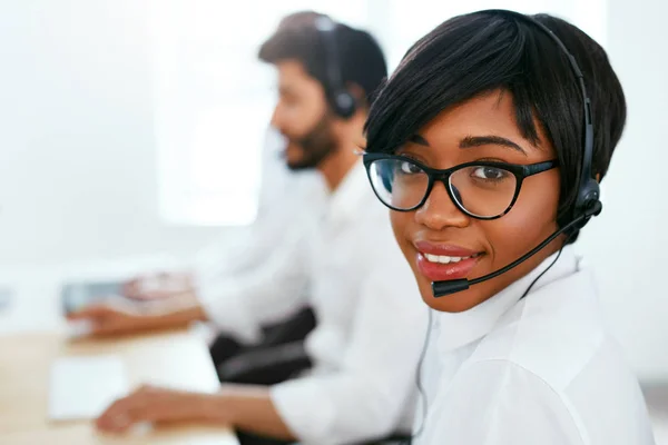 Call Center Agent Som Arbetar Hotline Attraktiv Afro American Kvinna — Stockfoto