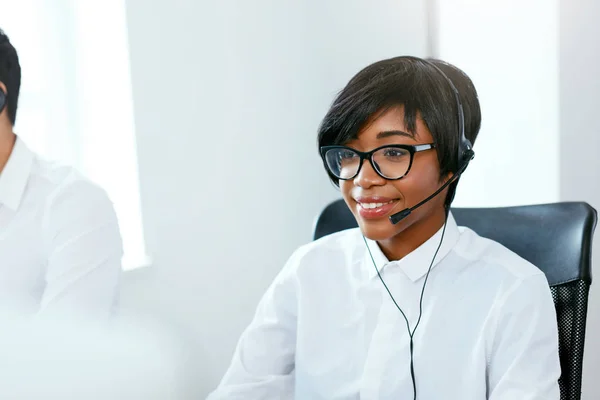 Call Center Agent Som Arbetar Hotline Attraktiv Afro American Kvinna — Stockfoto