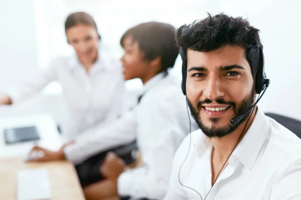 Callcenter Betreiber Mit Kollegen Arbeitsplatz Mann Bedient Kunden Über Hotline — Stockfoto