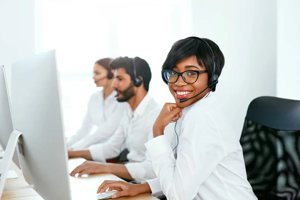 Operador Centro Llamadas Con Colegas Lugar Trabajo Mujer Sirviendo Clientes —  Fotos de Stock