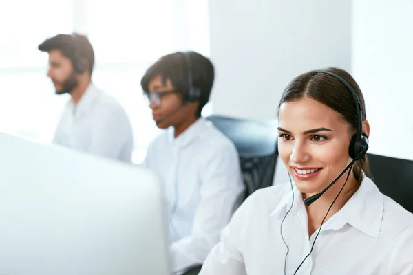 Call Center Agent Consulting Client Online Mujer Atractiva Que Trabaja — Foto de Stock