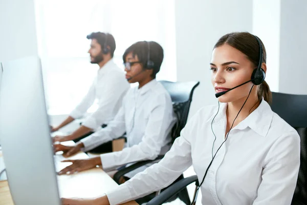 呼叫中心代理咨询客户在线 有吸引力的妇女与客户合作热线支持 高分辨率 — 图库照片