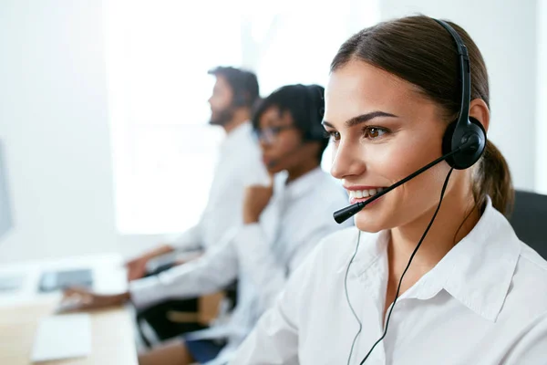 Contact Center Operatör Arbetar Kontor Attraktiv Kvinna Consulting Kunder Online — Stockfoto