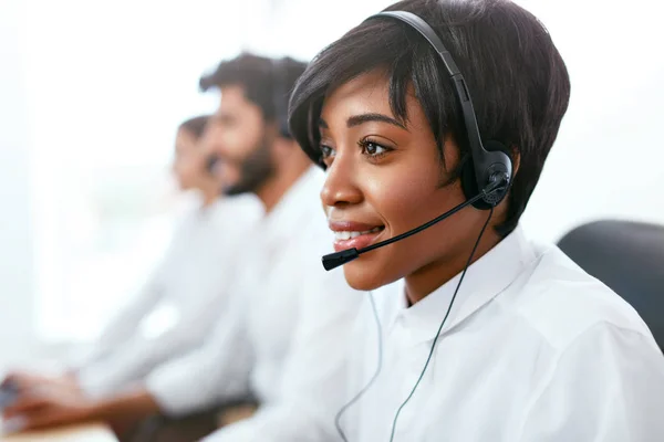 Contact Center Operator Consulting Client Hotline Atractiva Mujer Afroamericana Sirviendo —  Fotos de Stock