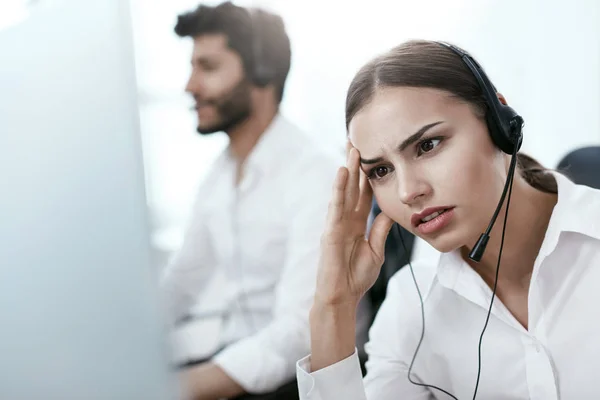 Müder Callcenter Betreiber Arbeitsplatz Frau Mit Kopfschmerzen Arbeitet Auf Helpline — Stockfoto