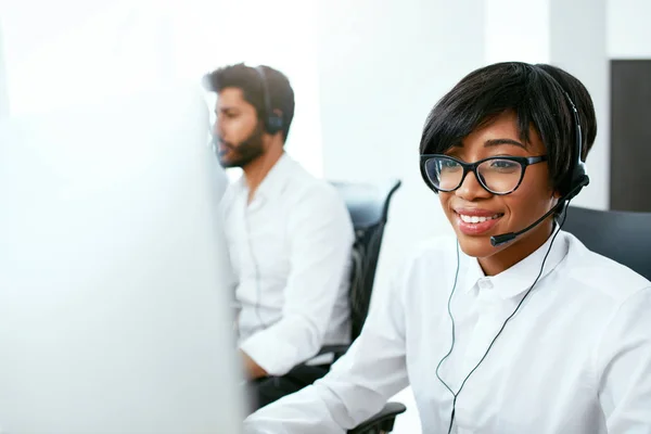 Callcenter Agent Arbeitet Hotline Attraktive Afroamerikanische Frau Die Kunden Contact — Stockfoto