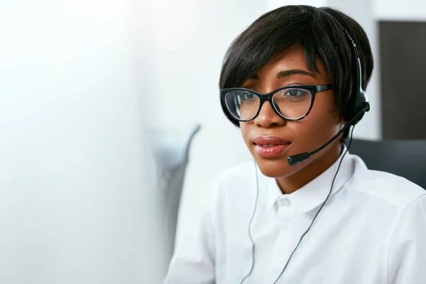 取り組んでいるホットライン コール センター エージェント コンタクト センターでの顧客の魅力的なアフリカ系アメリカ人女性 高分解能 — ストック写真