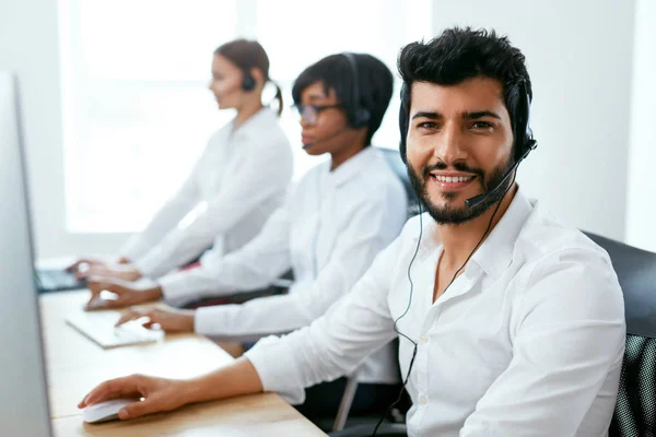 Call Center Operatör Med Kollegor Arbetsplatsen Man Betjänar Kunder Hotline — Stockfoto