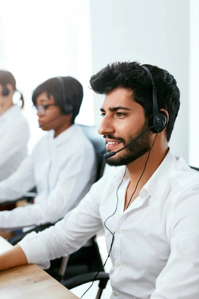 Operátoři Pracující Hotline Call Centru Středisko Podpory Člověk Poradenství Zákazníkům — Stock fotografie