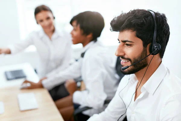 Operatörer Som Arbetar Hotline Call Center Man Consulting Kunder Online — Stockfoto
