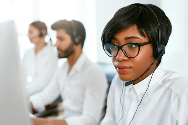 Callcenter Agent Arbeitet Hotline Attraktive Afroamerikanische Frau Die Kunden Contact — Stockfoto