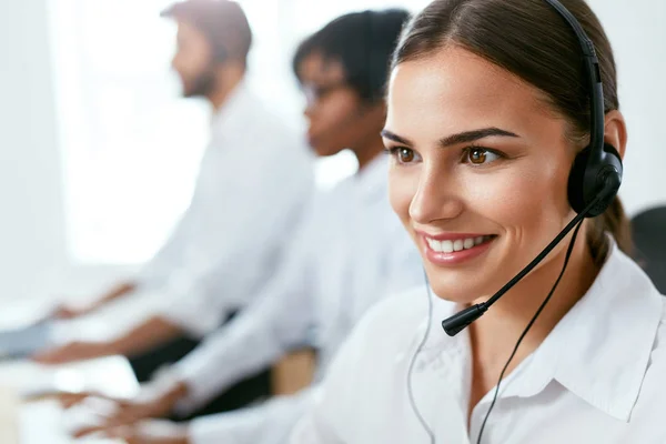 Contact Center Operator Werkt Office Aantrekkelijke Vrouw Raadpleging Van Klanten — Stockfoto