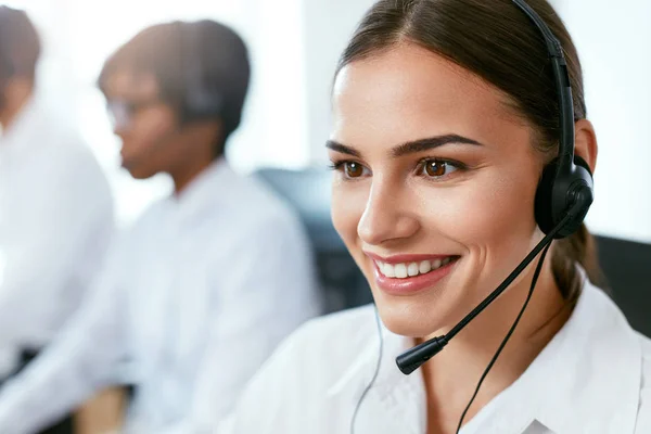 Contact Center Operator Werkt Office Aantrekkelijke Vrouw Raadpleging Van Klanten — Stockfoto
